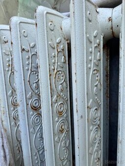 Starožitný litinový radiátor