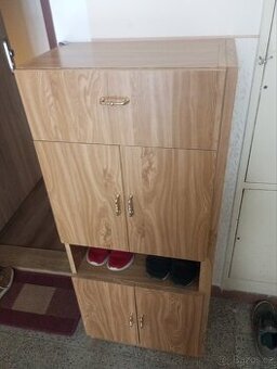 Botník s horní zásuvkou