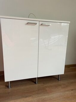 Skrinka pod aquarium