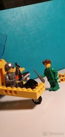 LEGO stavebnice - letadlo a zelený kyblík na kostky