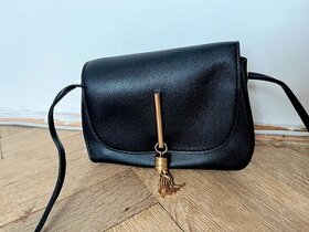 Menší černá kabelka s třásní