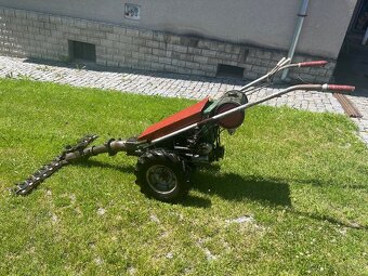 Fréza s lištovou sekačkou a rotačním pluhem