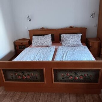Starodávná malovaná ložnice