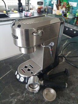 Pákový kávovar Delonghi Dedica EC680