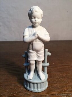 1900 značená porcelánová vázička soška chlapec