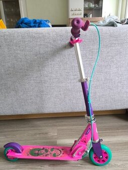 Koloběžka oxelo z Decathlon. S ruční brzdou