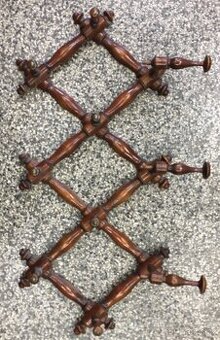 Starožitný dřevěný skládací věšák