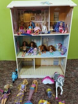 Domeček pro panenky se spoustou panenek a doplňků z druhé st