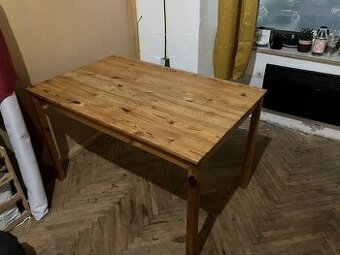 Stůl z masivu