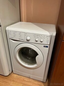 Pračka Indesit rozměr 60x40cm
