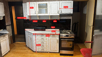 Kuchyňská linka v dekoru mramoru se dřezem a spotřebiči