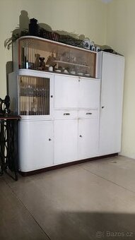 starožitný kredenc