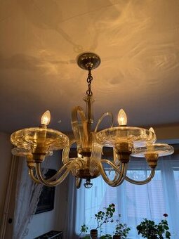 Velký skleněný lustr, průměr asi 1 metr, Velké Meziříčí