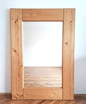 Zrcadlo v masivním rámu