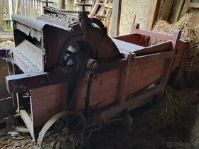 Starý zemědělský stroj - mlátička slamy