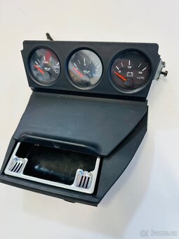 Přidavné budiky Audi 80