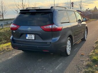 Toyota Sienna XLE AWD - 1