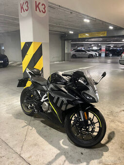 Silniční motorka CFMOTO 300SR (černá)