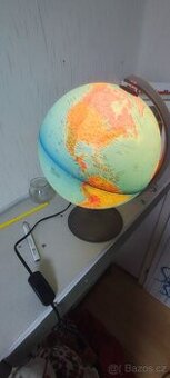 Svítící stolní globus