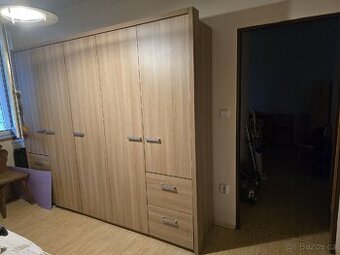 Moderní bytelná skříň do ložnice Norma (dekor dub natur)