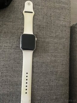 Hodinky Apple Watch Se 40 mm 2 roky staré