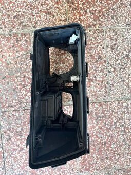 Skříň světlometu pravá BMW E38