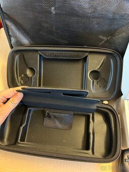 Cestovní pouzdro SPIGEN pro PS PORTAL (i jine handheldy)