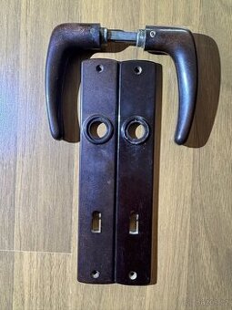 Stará retro bakelitová klika oblá s kováním