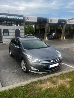 Hyundai i40 Premium 1.7 CRDi – plná výbava, 2 sady kol