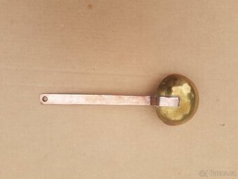 Starou mosaznou naběračku,