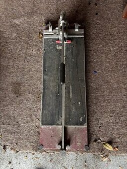 ŘEZAČKA NA DLAŽBU S ODPRUŽENÍM