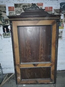 Starožitná skříň