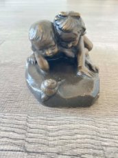 Zoula, plastika dětí s šnečkem