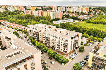 PRODÁM KRYTÉ  GARÁŽOVÉ STÁNÍ -  Brno, U Leskavy