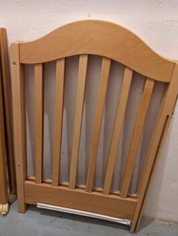 Dětská dřevěná postýlka s matrací