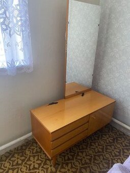 Komoda s zrcadlem