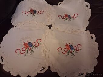 Vánoční kulaté  prostírání vyšívané