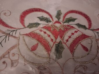 Vánoční kulaté prostírání vyšívané 12 kusů - 1