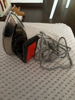 Prodám retro cestovní žehličku vyrobenou v CCCP, zachovalá,