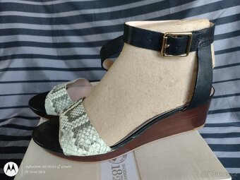 nové sandály na klínku Clarks v.40