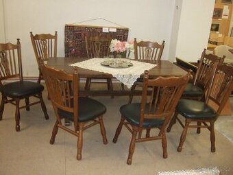 Masivní stůl s osmi židlemi