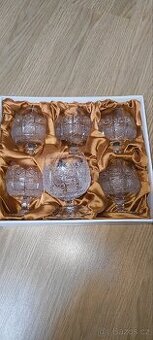 Sada broušených skleniček na víno