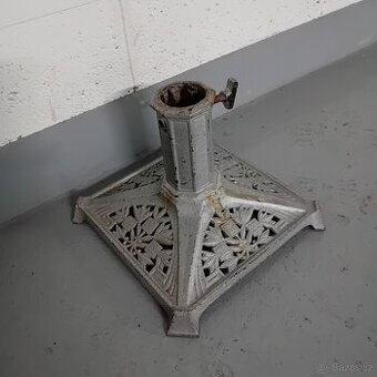 Litinový stojánek na stromeček