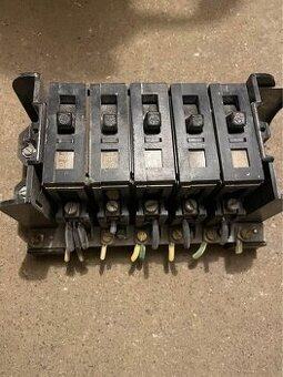 stará rozvodnice a jističe