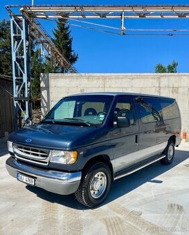 V10, Ford E350, obsah 6,7 litru, 7 místné