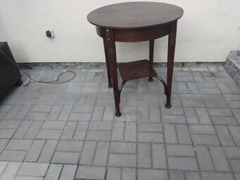 Konferenční stolek Thonet.