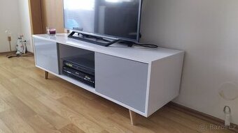 Skříň pod TV