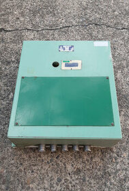 starší rozvodná elektro skříň - 1