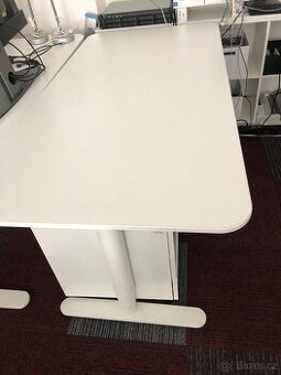 Polohovací stůl Ikea