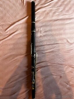 Staré dřevěné flétny, kovová a dřevěná pikola